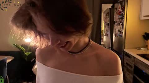 Snapshot of eva_natsumi chatting on 11.22.25 Eva online show from 11.22.25