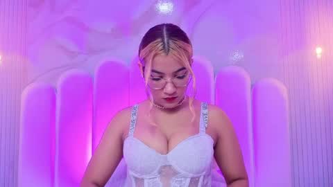 Snapshot of evaa_honey chatting on 05.25.26 evaa_honey online show from 05.25.26