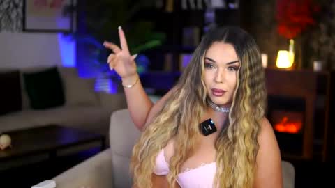 Snapshot of evasunderland chatting on 11.22.25 Eva online show from 11.22.25