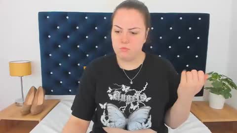 Snapshot of evawetdream chatting on 02.18.25 Eva online show from 02.18.25