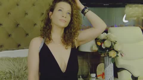 Snapshot of evehamilton chatting on 01.25.25 EveHamilton online show from 01.25.25