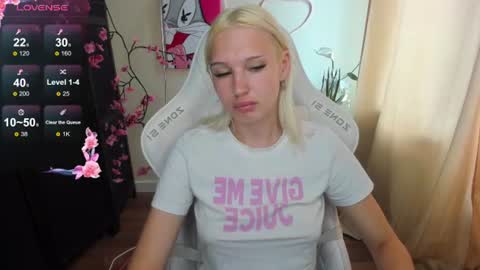 Snapshot of evelinalu chatting on 07.16.26 Evelina online show from 07.16.26