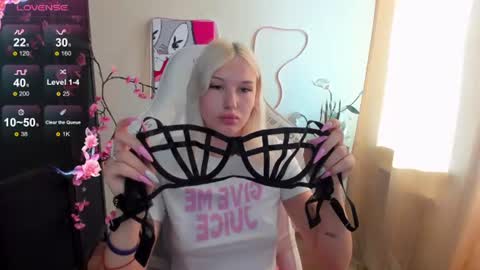 Snapshot of evelinalu chatting on 07.25.26 Evelina online show from 07.25.26