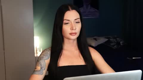 Snapshot of evelingoddess chatting on 10.21.25 your Love online show from 10.21.25