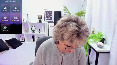 Snapshot of evelynblissful chatting on 11.21.25 Evelyn online show from 11.21.25