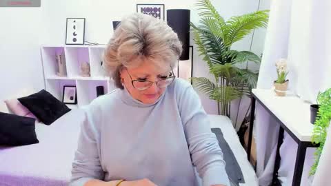 Snapshot of evelynblissful chatting on 12.01.25 Evelyn online show from 12.01.25