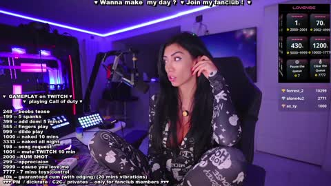 Snapshot of evelyne92 chatting on 12.20.24 Evelyne online show from 12.20.24