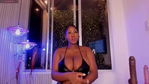 Snapshot of evelynzoe chatting on 10.21.25 EvelynZoee online show from 10.21.25