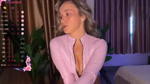 Snapshot of evielina chatting on 06.22.26 evielina online show from 06.22.26
