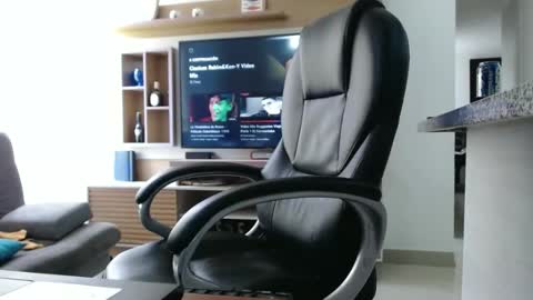 Snapshot of exotic_dude chatting on 01.10.25 camilo online show from 01.10.25