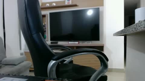 Snapshot of exotic_dude chatting on 02.14.25 camilo online show from 02.14.25