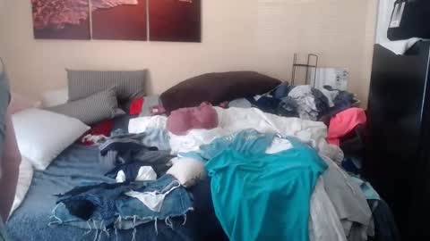 Snapshot of eyeswall0w chatting on 10.19.25 eyeswall0w online show from 10.19.25