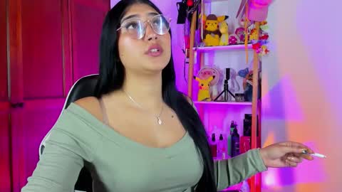 Snapshot of eymy_hadid_ chatting on 11.25.25 Emily online show from 11.25.25