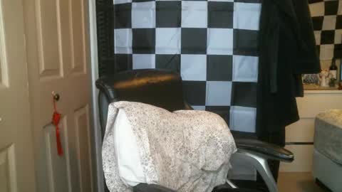 Ezra Naamah online show from 02.28.25