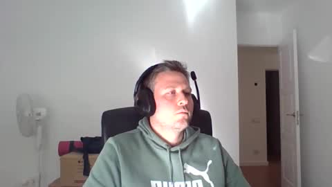 Snapshot of faer_087 chatting on 10.31.25 faer_087 online show from 10.31.25