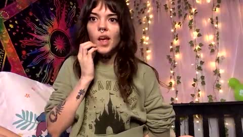 Snapshot of faerienugs chatting on 09.24.25 Faerie 3 online show from 09.24.25