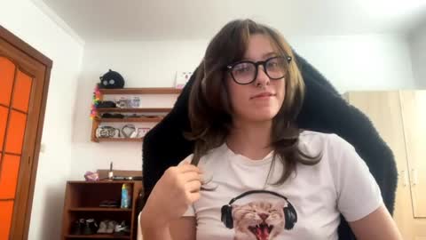 Snapshot of faintpeach chatting on 04.12.26 Loly online show from 04.12.26