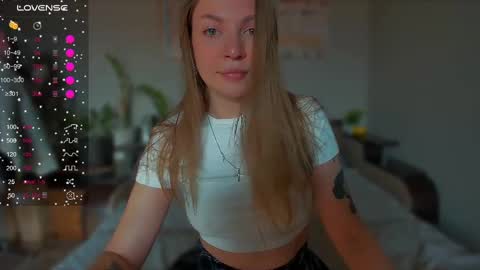 Snapshot of fairy_lele chatting on 02.06.25 fairy_lele online show from 02.06.25