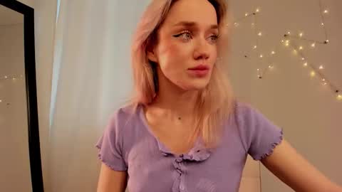 Snapshot of fancyamelia chatting on 09.19.25 fancyamelia online show from 09.19.25