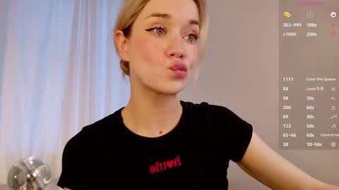 Snapshot of fancyamelia chatting on 10.07.25 fancyamelia online show from 10.07.25