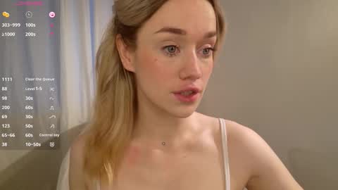 Snapshot of fancyamelia chatting on 10.25.25 fancyamelia online show from 10.25.25