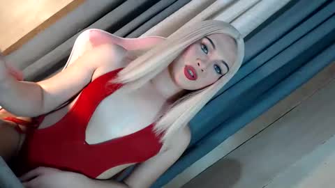 DANIELLA - DONT FORGET TO GIVE ME A THUMBSU UP online show from 12.22.25