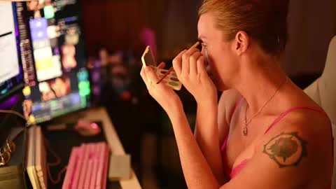 Faye Holloway online show from 09.21.25