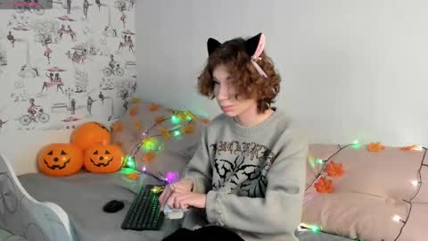 Snapshot of felixorange_ chatting on 10.31.25 Felix online show from 10.31.25