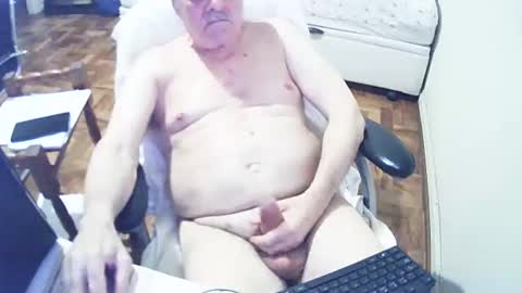 Snapshot of filhober chatting on 12.27.24 filhober online show from 12.27.24