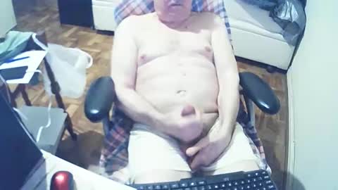 Snapshot of filhober chatting on 10.17.25 filhober online show from 10.17.25