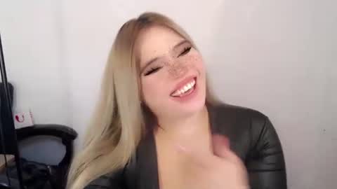 Snapshot of filipina_slutty69xxx chatting on 09.14.25 Angela DONT FORGET TO FOLLOW AND GIVE ME APPRECIATION online show from 09.14.25