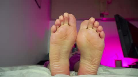 Snapshot of findomfeet_ chatting on 04.28.26 Ashley online show from 04.28.26