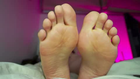 Snapshot of findomfeet_ chatting on 05.08.26 Ashley online show from 05.08.26