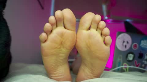 Snapshot of findomfeet_ chatting on 05.08.26 Ashley online show from 05.08.26