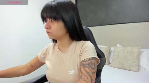 Snapshot of fiorella18_ chatting on 11.18.25 F I O R E L L A online show from 11.18.25