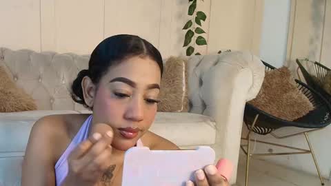 Snapshot of flavia_cruz chatting on 12.04.25 Flavia online show from 12.04.25