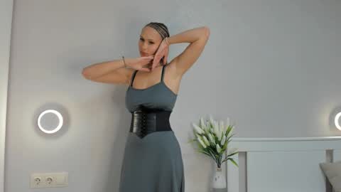 Doloras online show from 09.29.25