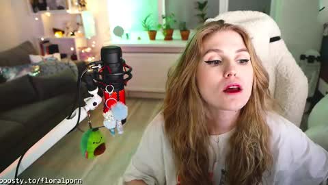 Snapshot of floralporn chatting on 03.06.25 Flora Pepega online show from 03.06.25