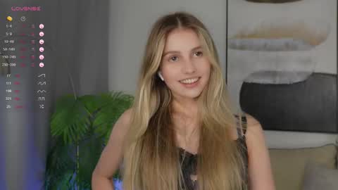 Snapshot of fluffy_angel chatting on 09.21.25 Adeline online show from 09.21.25