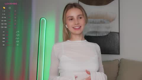 Snapshot of fluffy_angel chatting on 09.30.25 Adeline online show from 09.30.25