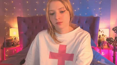 Snapshot of fluffy_ice chatting on 03.07.25 Mia online show from 03.07.25