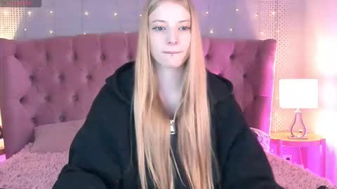 Snapshot of fluffy_ice chatting on 09.19.25 Mia online show from 09.19.25