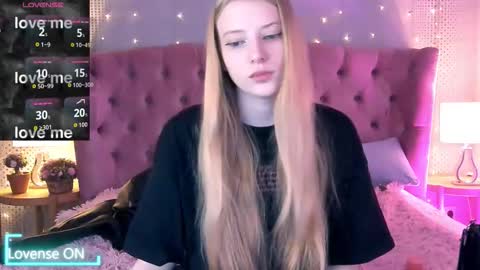 Snapshot of fluffy_ice chatting on 09.20.25 Mia online show from 09.20.25