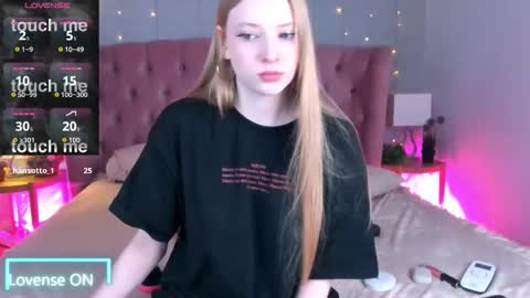 Snapshot of fluffy_ice chatting on 10.24.25 Mia online show from 10.24.25