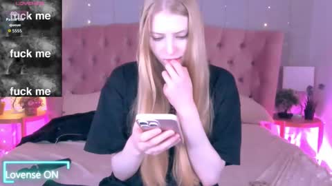 Snapshot of fluffy_ice chatting on 10.25.25 Mia online show from 10.25.25