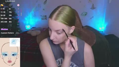 Snapshot of fluffy_muffin3 chatting on 12.04.25 Agatha online show from 12.04.25