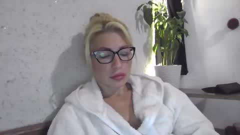 Snapshot of fox_red_lady7 chatting on 10.08.25 fox_red_lady7 online show from 10.08.25