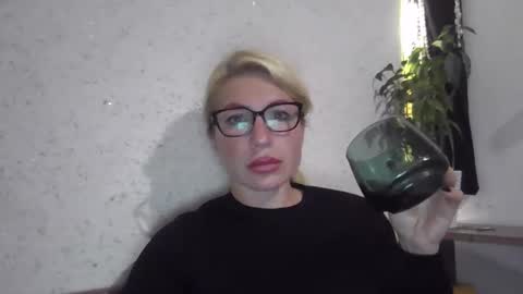 Snapshot of fox_red_lady7 chatting on 10.13.25 fox_red_lady7 online show from 10.13.25