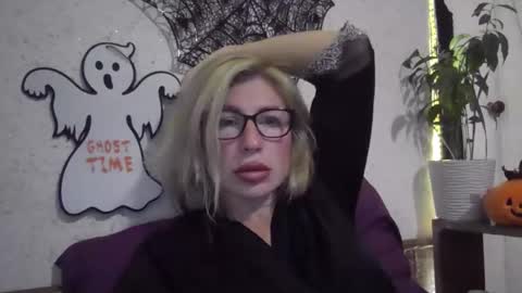 Snapshot of fox_red_lady7 chatting on 10.27.25 fox_red_lady7 online show from 10.27.25