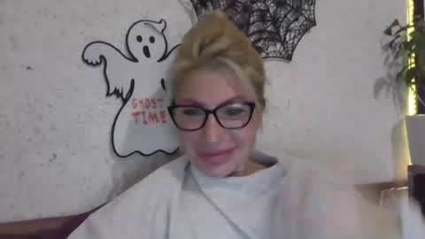 Snapshot of fox_red_lady7 chatting on 10.29.25 fox_red_lady7 online show from 10.29.25